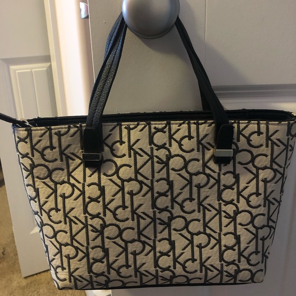 Calvin Klein small tote in black and white. - Picture 2 of 3